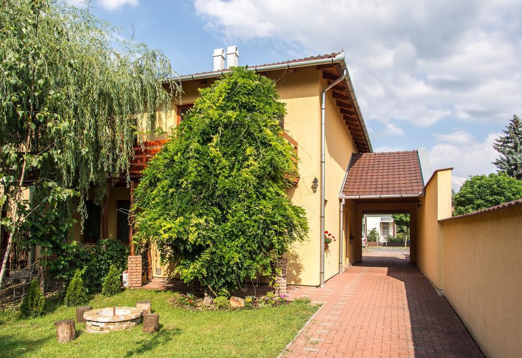 Aqua Apartman Gyula Exterior photo